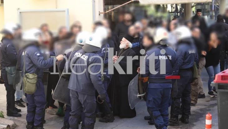 Κρήτη: Αναρχικοί κατά του μνημόσυνου Κατσίφα – Επιτέθηκαν στον Αρχιεπίσκοπο